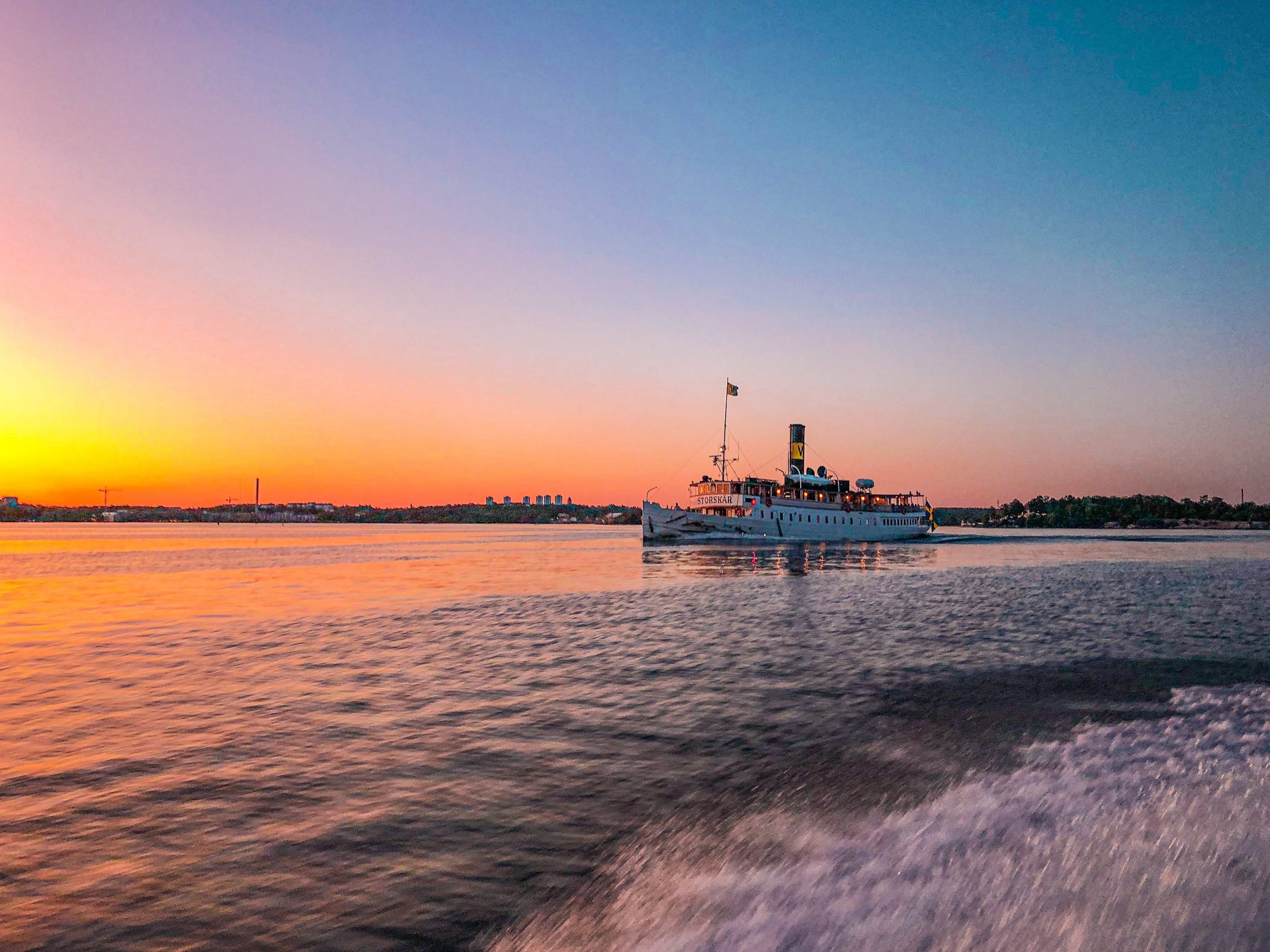 Waxholmsbåt i solnedgång